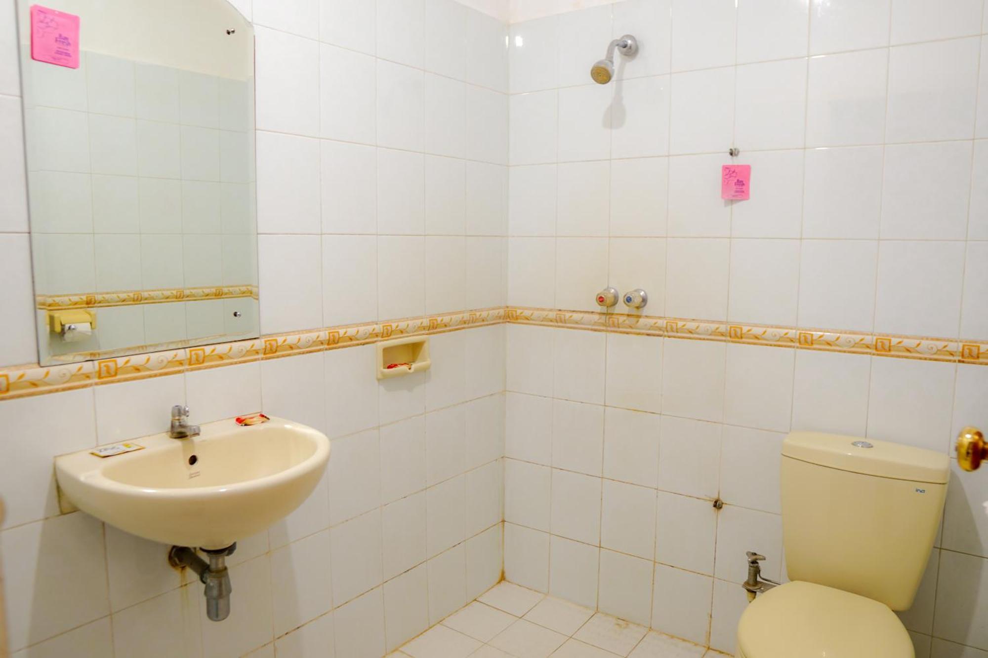 Hotel Tulips Джокякарта Екстериор снимка